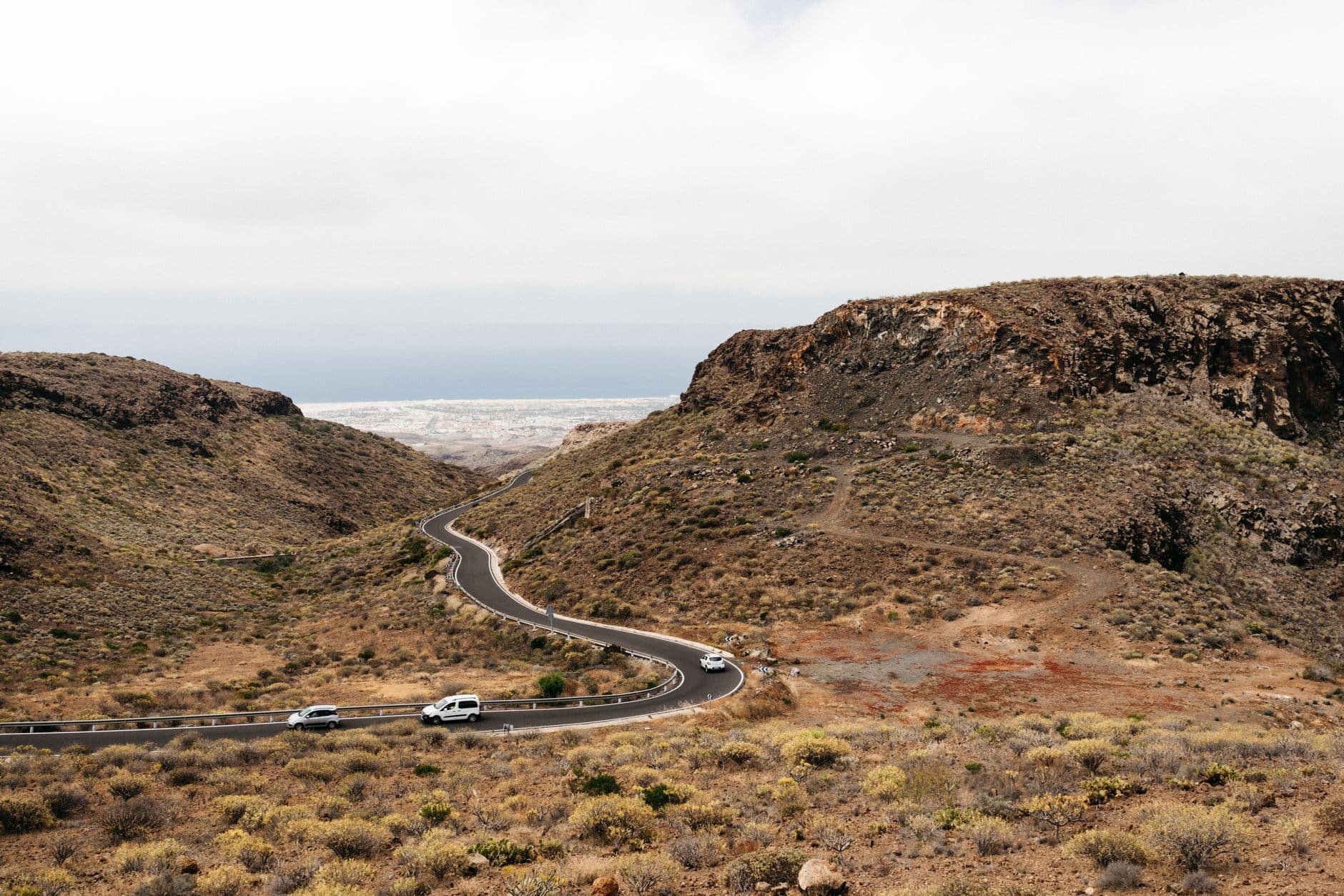 Strada che attraversa il paesaggio di Tenerife